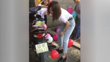 5c5021dcbbf76 Cara Unik Meniup Balon 1265 711