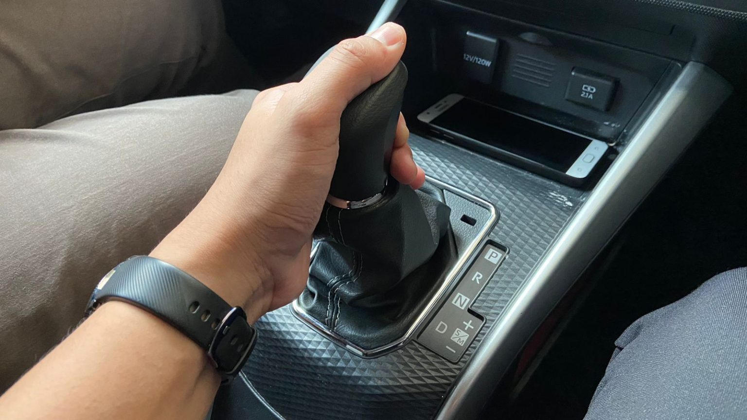 Ternyata Ini Alasan Mengapa Harus Tekan Rem Saat Geser Tuas dari P ke R