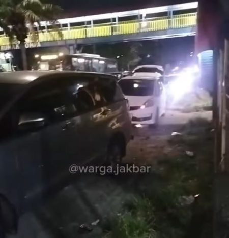 Jebakan alami di Flyover Pesing Jakbar, lima mobil terpaksa berhenti secara berurutan Aa1ttehv