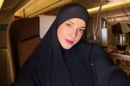 Lihat 5 potret Tasya Farasya saat rayakan tahun baru 2026 dengan umrah Aa1tuymx