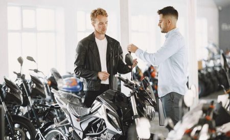 Kredit motor baru atau tabung beli bekas: yang lebih hemat? Aa1tv89o