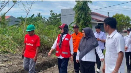 Cegah Banjir, Wakil Bupati Pasangkayu Edukasi Warga Saat Pembersihan Saluran Aa1uhtkl