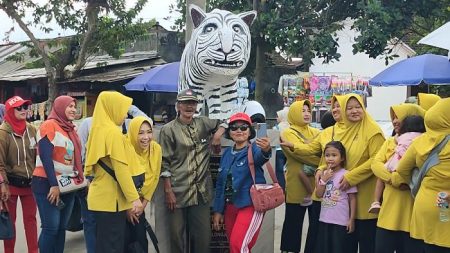 Siapa Mbah Sawuri di Balik Viral Patung Macan Putih, Dampak pada UMKM Aa1uvsvo