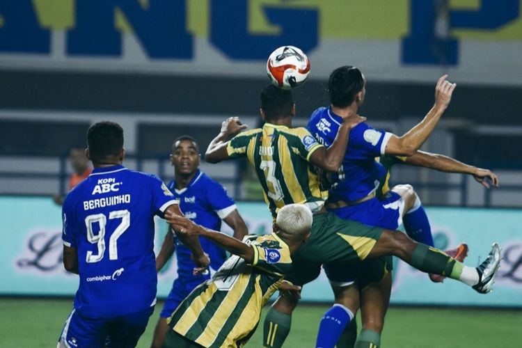 Persib Bandung Kalahkan PSBS Biak dengan Kartu Merah di GBLA Aa1uw1pf