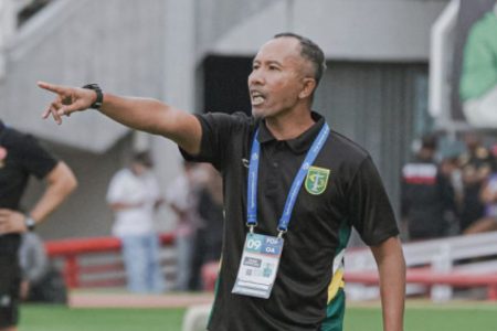 Uston Nawawi Tak Lagi Asisten Pelatih! Ini Daftar Staf Persebaya Era Tavares Aa1uy72t