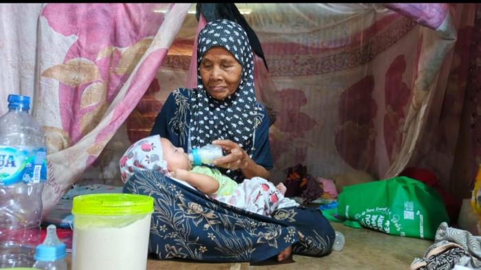 Kisah Sadiana, Nenek 65 Tahun yang Merawat Bayi Yatim di Rumah Reyot, Dapat Bantuan Bupati Polman Aa1uygci