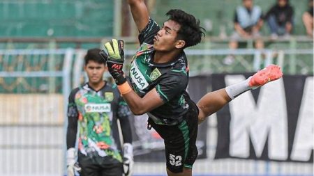 Andhika Ramadhani Saat Melakoni Sesi Pemanasan Jelang Pertandingan Madura United Vs Persebaya