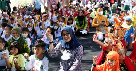 Antarafoto Gerakan Makan Telur Daging Susu 131222 Bcs 6