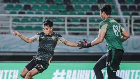 Kasim Botan Di Sesi Latihan Jelang Laga Persebaya Surabaya Vs Madura United