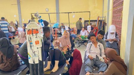 Kondisi Siswa Yang Mengalami Keracunan Mbg Saat Dirawat Di Gor Kecamatan Cipongkor Bandung Barat