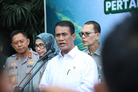 Tegas! Mentan Amran Minta Penyelundup 1.000 Ton Beras di Karimun Ditindak: Jangan Ganggu Swasembada Pangan Mentan Amran H7lb Large