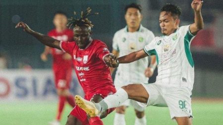 Pemain Timnas U-19 Indonesia Resmi Bergabung dengan Persis Solo dari Persebaya Surabaya Moussa Sidibe Kiri Saat Beraksi Di Laga Persis Solo Vs Persebaya Surabaya