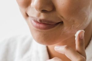 Hujan deras, kulit basah, tetap butuh pelembap? Ini saran dokter Photo 1