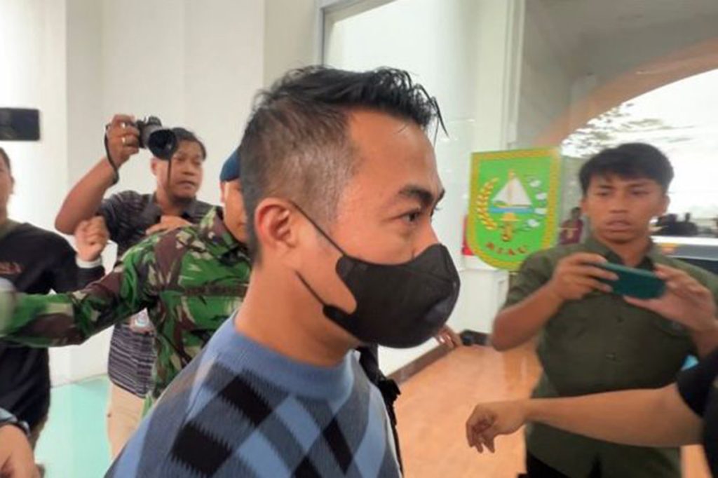9 Orang Dibawa KPK ke Jakarta, Termasuk Wali Kota Madiun Pj Wali Kota Pekanbaru Risnandar Mahiwa Saat Dibawa Tim Kpk Vc9h
