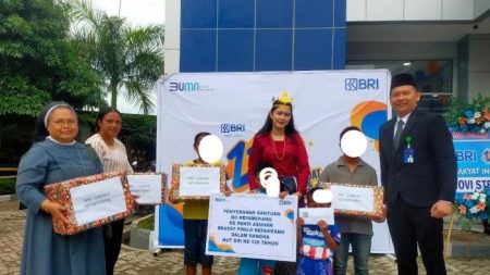 Pose Pimpinan Bri Cabang Kefamenanu Saat Menyerahkan Bantuan