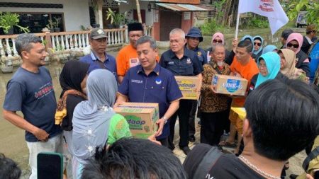 Relawan bawa bantuan Aceh dipalak di Palembang, DPRD Banten kecewa Relawan Anies Baswedan Serahkan Bantuan Ke Langkat Dan Aceh Tamiang