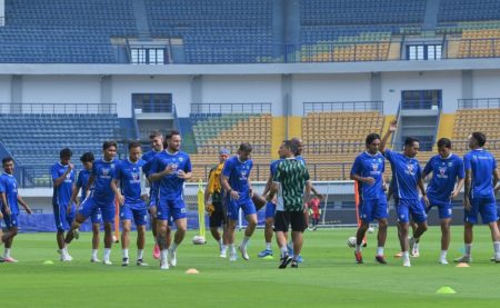 Pemain keturunan timnas resmi diangkat Persib Bandung secara diam-diam Skuad Persib Bandung Berlatih Foto Diambil Dari Ligaindonesi Kco2