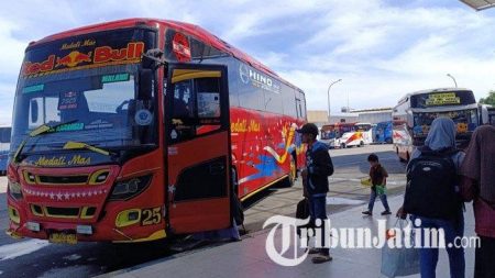 Suasana Di Terminal Patria Blitar Ilustrasi Mudik Ilustrasi Bus