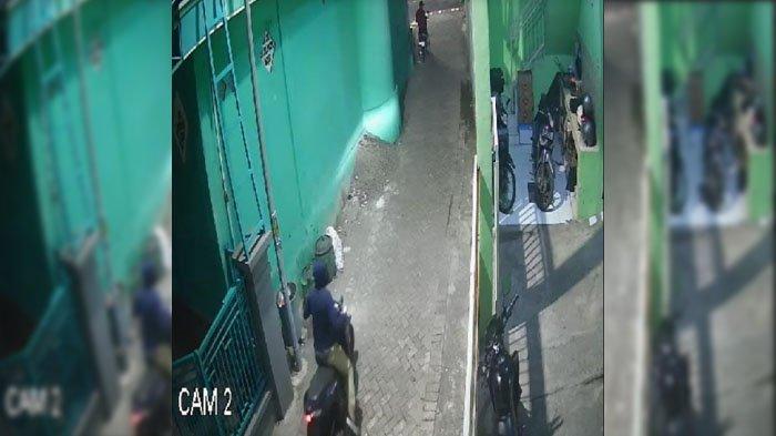 CCTV Rekam Maling Bobol Pagar Rumah di Surabaya Bawa Kabur Motor Tangkapan Layar Video Cctv
