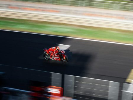 Mengapa Pembalap MotoGP Pakai Penutup Telinga?