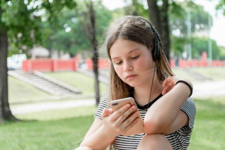 Anak Tengah Sering Merasa Dilewatkan? Ini Fakta Mengenai Middle Child Syndrome