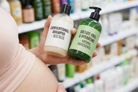 7 tips merawat rambut kering selama kehamilan, hindari keramas terlalu sering