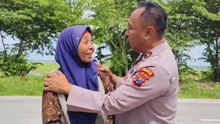 Setelah Bantu 39 Guru PPPK, Ipda Purnomo Kini Bantu Ibu Pencari Rongsokan di Lamongan
