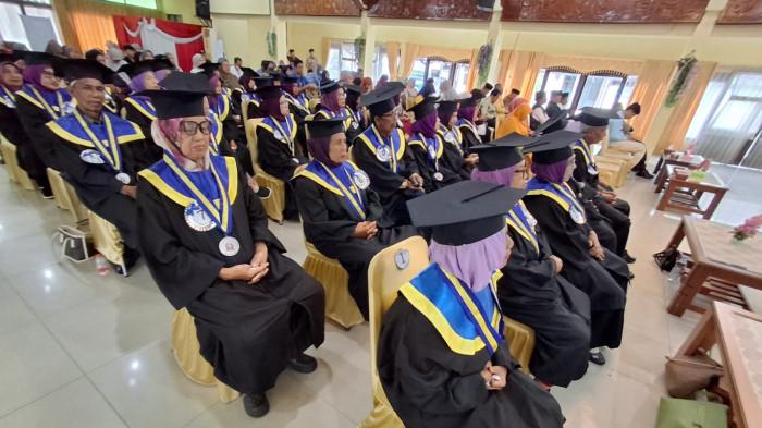 Mardinah, Lulusan Terbaik Pertama Sekolah Lansia Tarakan, Temukan Banyak Teman