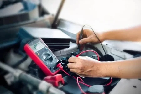 Masih kesulitan menyalakan mobil meski aki baru? Periksa 7 bagian ini!