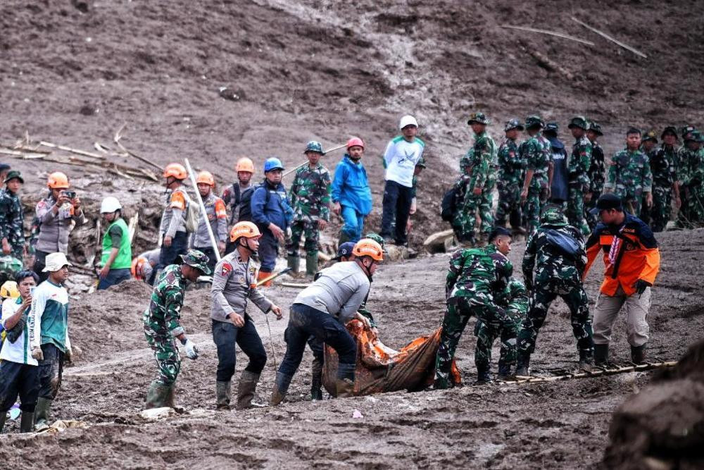 Bio Farma distribusikan vaksin tetanus untuk relawan dan korban longsor Cisarua, hindari infeksi luka Aa1vpa9k