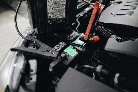 Lengkap: 6 Penyebab Aki Mobil Kuras dan Solusinya Aa1vr0rw