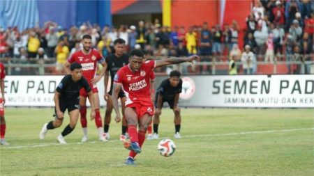 Penalti Akhir Semen Padang Kalahkan Persita, Carlos Pena Kritik Keputusan Wasit Aa1vv03v