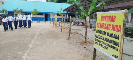 Warga Kelilingi Sekolah SMPN 1 Rantau Utara, Guru: Pernah Lukaan Siswa Aa1vwpri