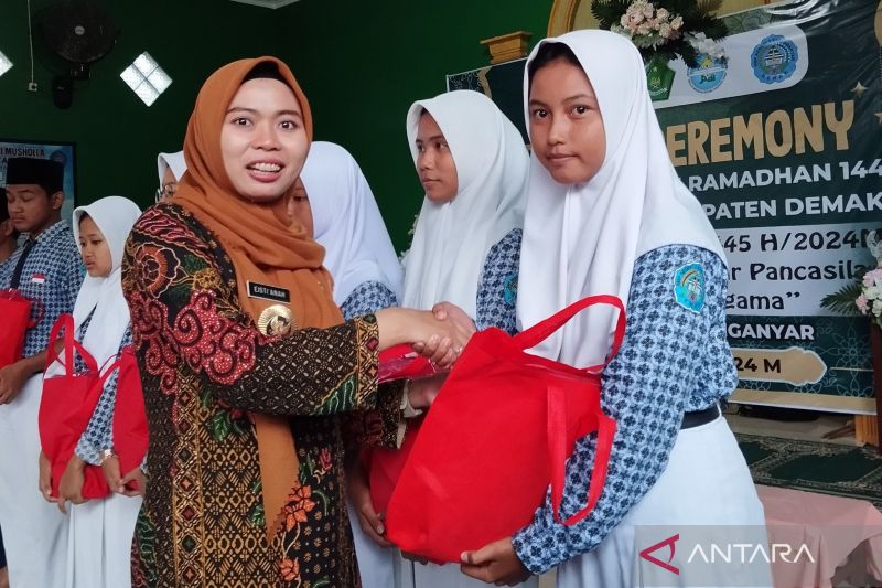 Bupati M Syukur Berikan Bantuan Sekolah Gratis untuk 329 Siswa Pamenang Barat
