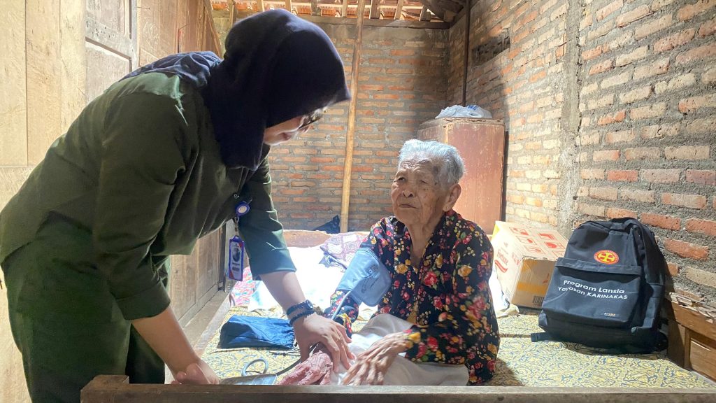 Muhammadiyah Senior Care Diluncurkan di Jogja, Layani Lansia dengan Cinta Care Giver Yayasan Karinakas Memeriksa Kondisi Lansia Foto P Ntay