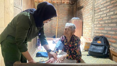 Care Giver Yayasan Karinakas Memeriksa Kondisi Lansia Foto P Ntay