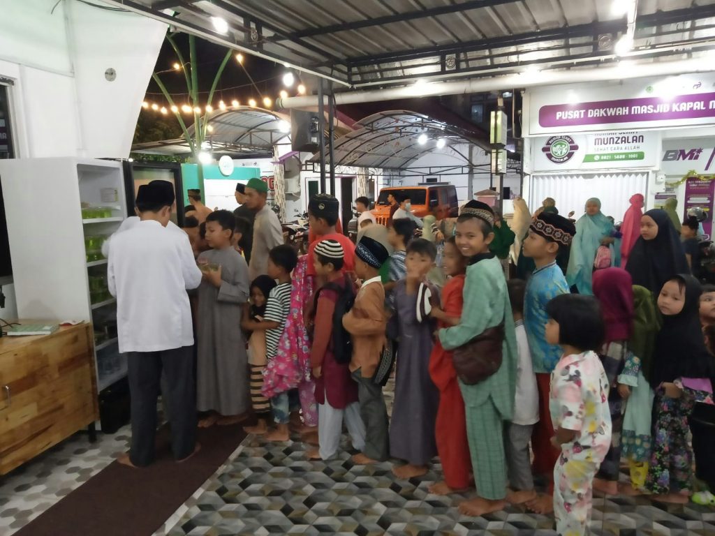 Berkah Ramadhan 2026, Rombongan Gadis Kalsel Tampil Girang Usai Tarawih Dapat Amplop Uang