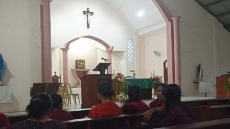 Ikut Misa Umat Saat Ikut Misa Di Gereja Paroki Magepanda Sikka Ntt Minggu 9 Februari 2025