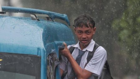 Siswa Smp Pulang Sekolah Naik Angkot Saat Hujan Deras