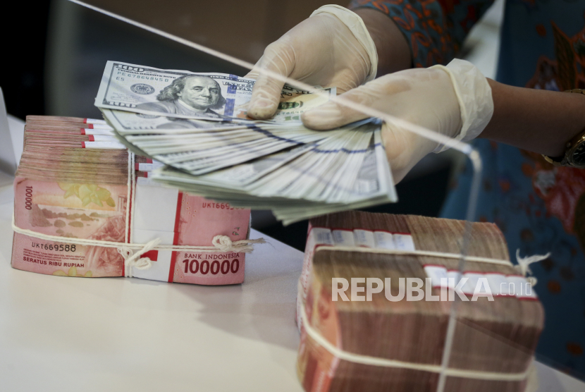 Rupiah mengambang di kisaran Rp 16.880—Rp 17.100 per dolar AS pekan ini