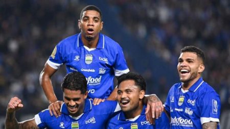 Bojan Hodak Waspadai Serangan Balik Persebaya di Laga Panas Persib