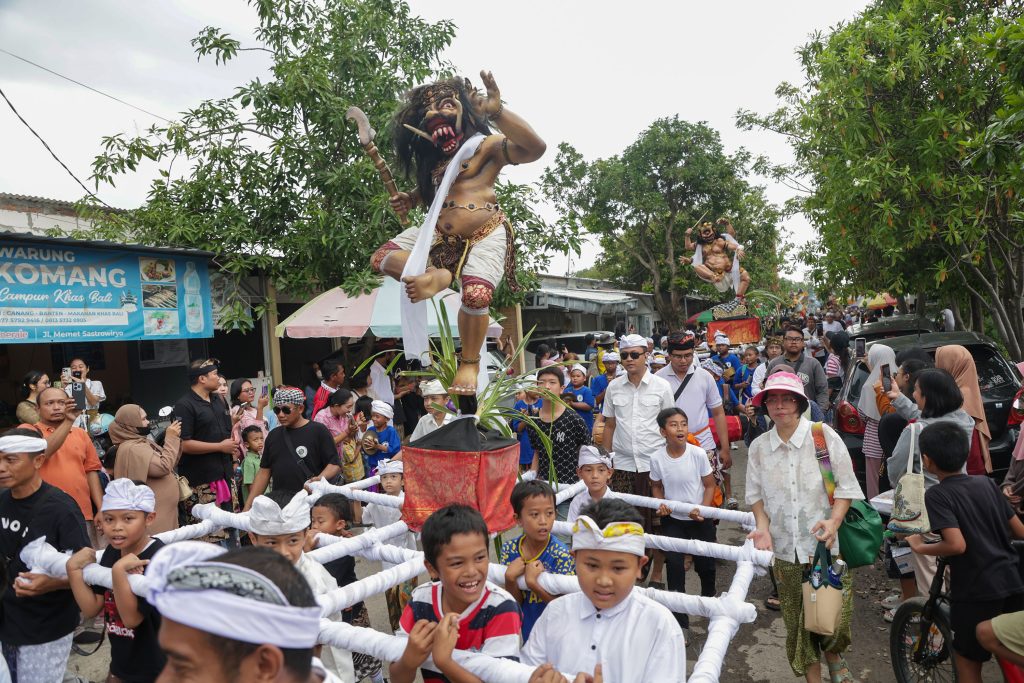 Pawai Ogoh-Ogoh Hiasi Perayaan Nyepi di Surabaya, Warga Antusias Menyaksikan