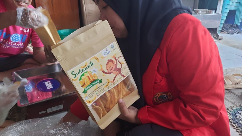 Produktif di Ngabuburit, UMKM Surabaya Belajar Buat Chunky Bag di EXCOTEL