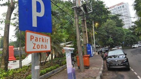 Wali Kota Eri Temukan Petugas Parkir Tanpa Identitas di Taman Bungkul Surabaya