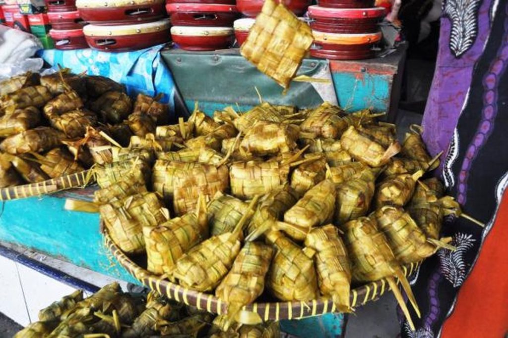 Kupat Keteg Gresik: Makanan Unik dengan Air Endapan Minyak