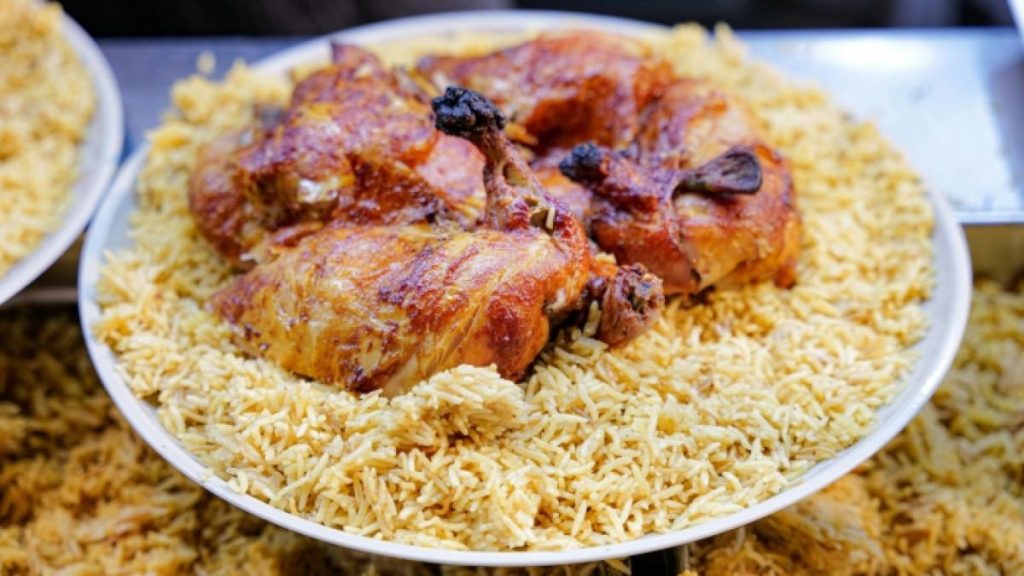 5 Tempat Makan Malam Terbaik Dekat Kota Lama Surabaya, Nasi Cumi Wajib Dicoba