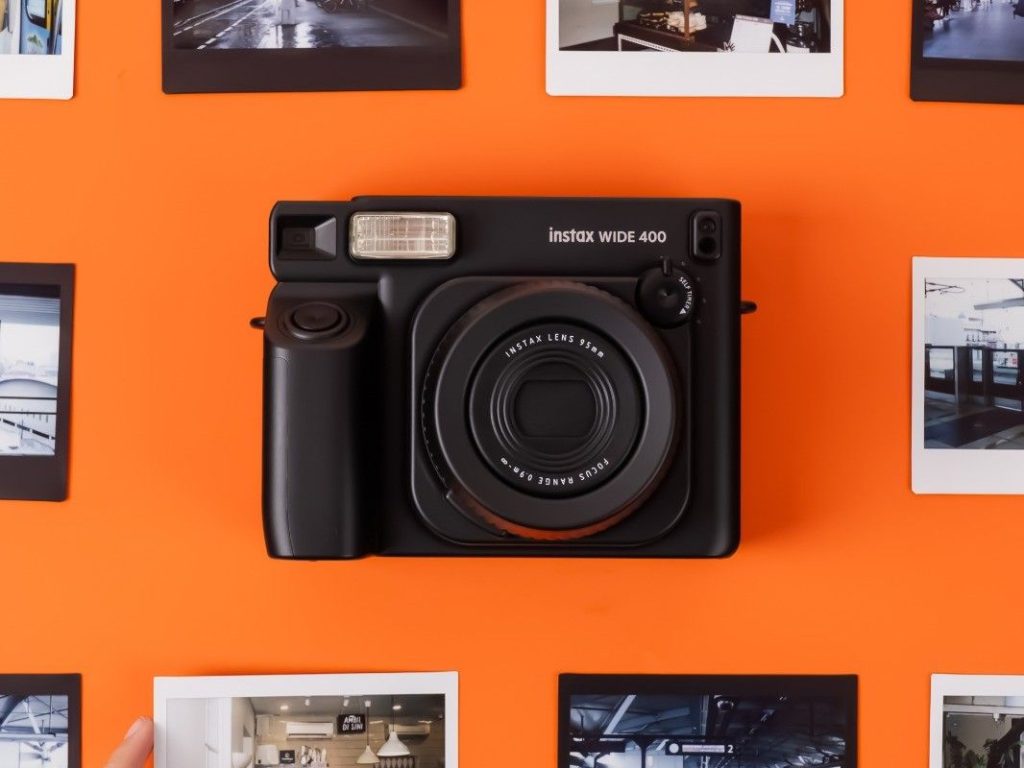 Instax WIDE 400 JET BLACK hadir, kamera instan berdesain elegan