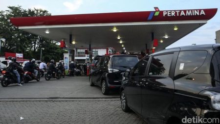 Antrean panjang di SPBU Entrop, harga BBM Jayapura belum naik