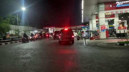 Antrean Panjang Motor di SPBU Jaksel, Warga Tak Panic Buying Tapi Khawatir Harga BBM Naik
