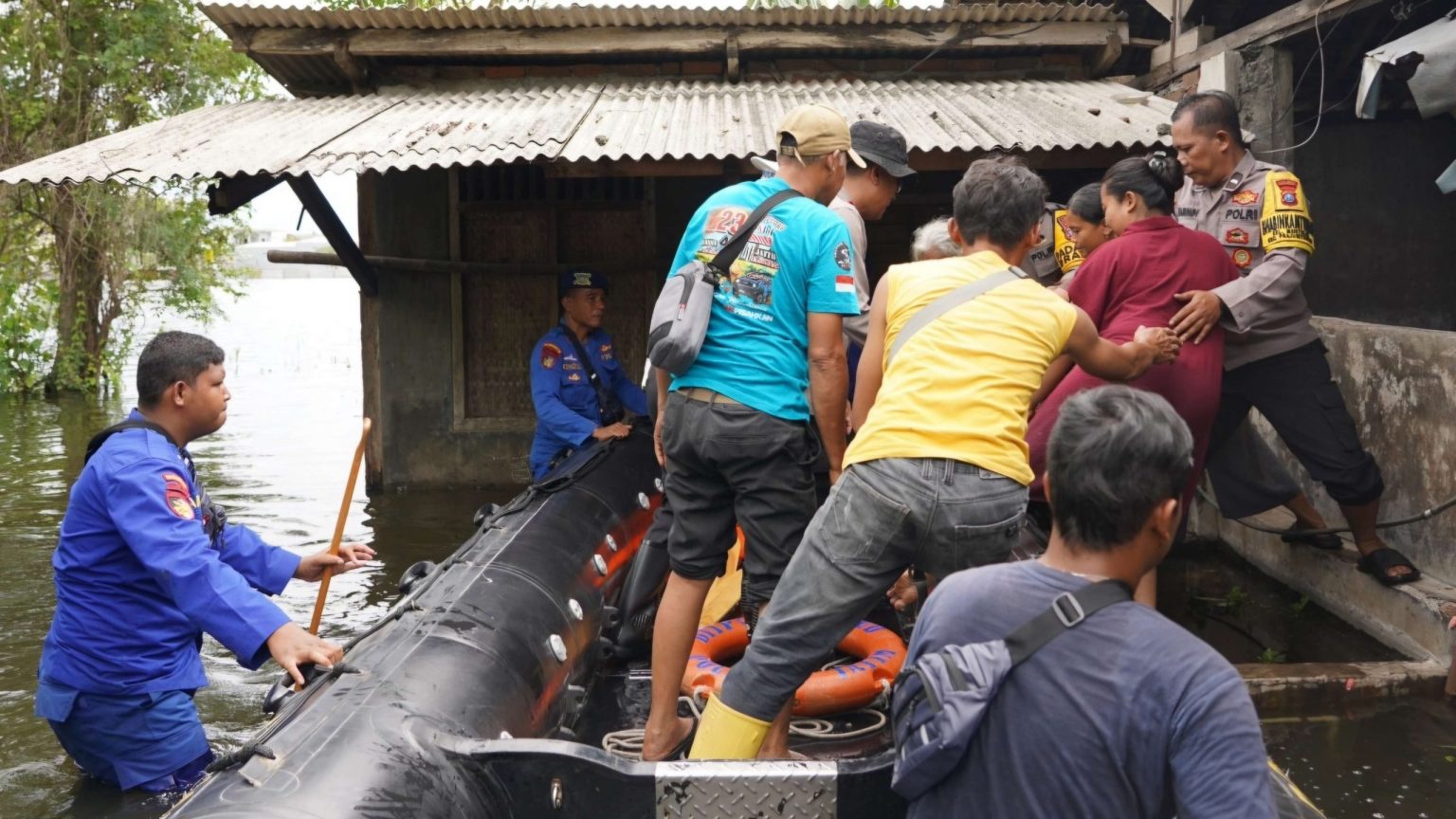Pemkab Mojokerto Bantu Ratusan Warga Terdampak Banjir dan Longsor Gondang